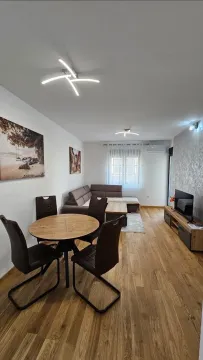 Dnevni boravak sa garniturom, trpezarijskim stolom i televizorom. - image 7