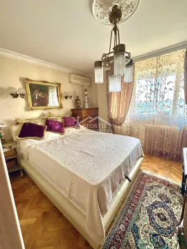 Prostrana spavaća soba sa bračnim krevetom, lusterom i tepihom. - image 7