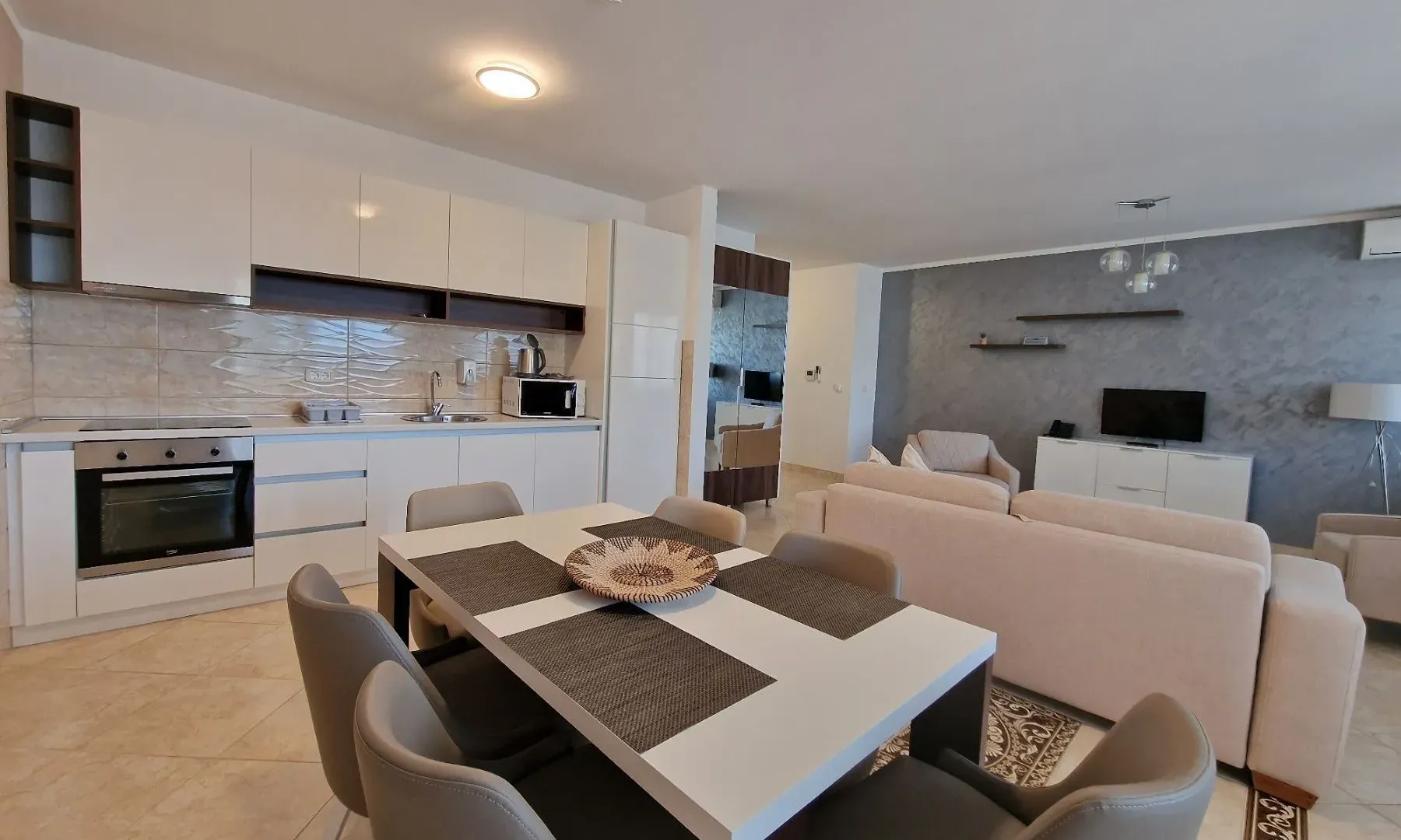 Izdavanje, jednosoban stan, 90m², Bečići, Budva