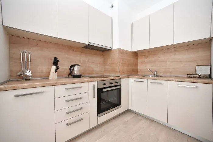 Izdavanje, dvosoban stan, 74m², Centar, Budva