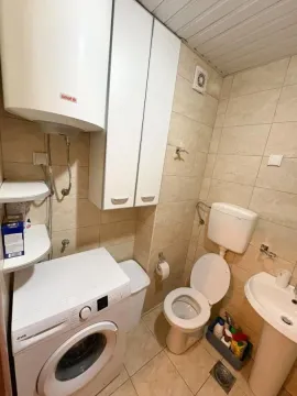 Manje kupatilo sa sanitarijama, bojlerom i veš mašinom. - image 11