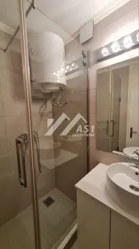 Kupatilo opremljeno umivaonikom, ogledalom i tuš kabinom. - image 10