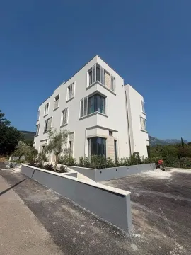 Eksterijer moderno uređene stambene zgrade sa dvorištem. - image 7