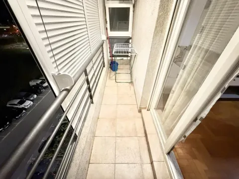 Uski balkon sa pločicama, ogradom i sušačem za veš. - image 7