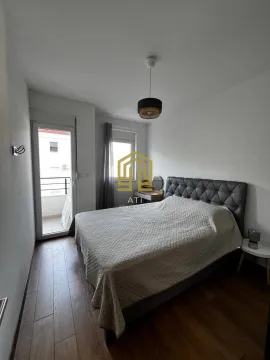 Spavaća soba sa bračnim krevetom i izlazom na terasu. - image 11