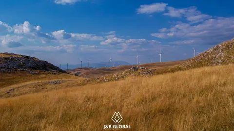 Pogled na brdoviti krajolik sa vjetrenjačama pod plavim nebom. - image 5