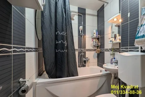 Kupatilo sa kadom, tušem i umivaonikom. - image 14