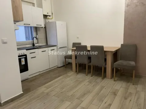 Manja kuhinja sa belim elementima i trpezarijskim stolom sa stolicama. - image 5