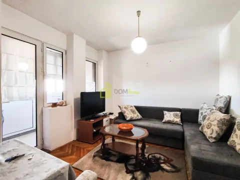 Dnevna soba sa garniturom, televizorom i izlazom na terasu. - image 6
