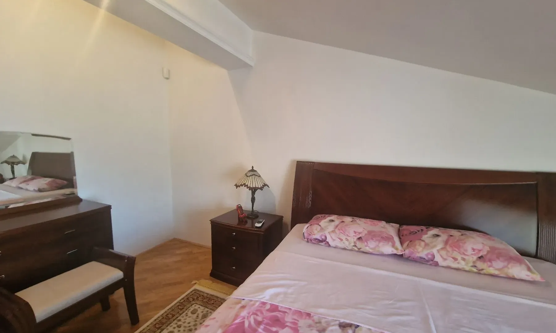 Izdavanje, dvosoban stan, 130m², Kotor, Crna Gora