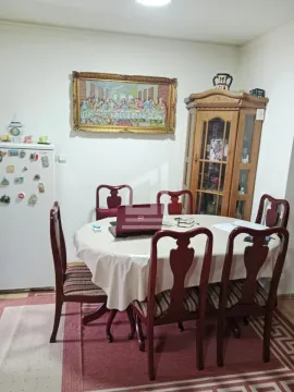 Trpezarija sa drvenim stolom, stolicama i vitrinom. - image 4