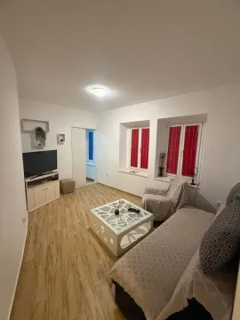 Dnevna soba sa garniturom, televizorom i stočićem. - image 5