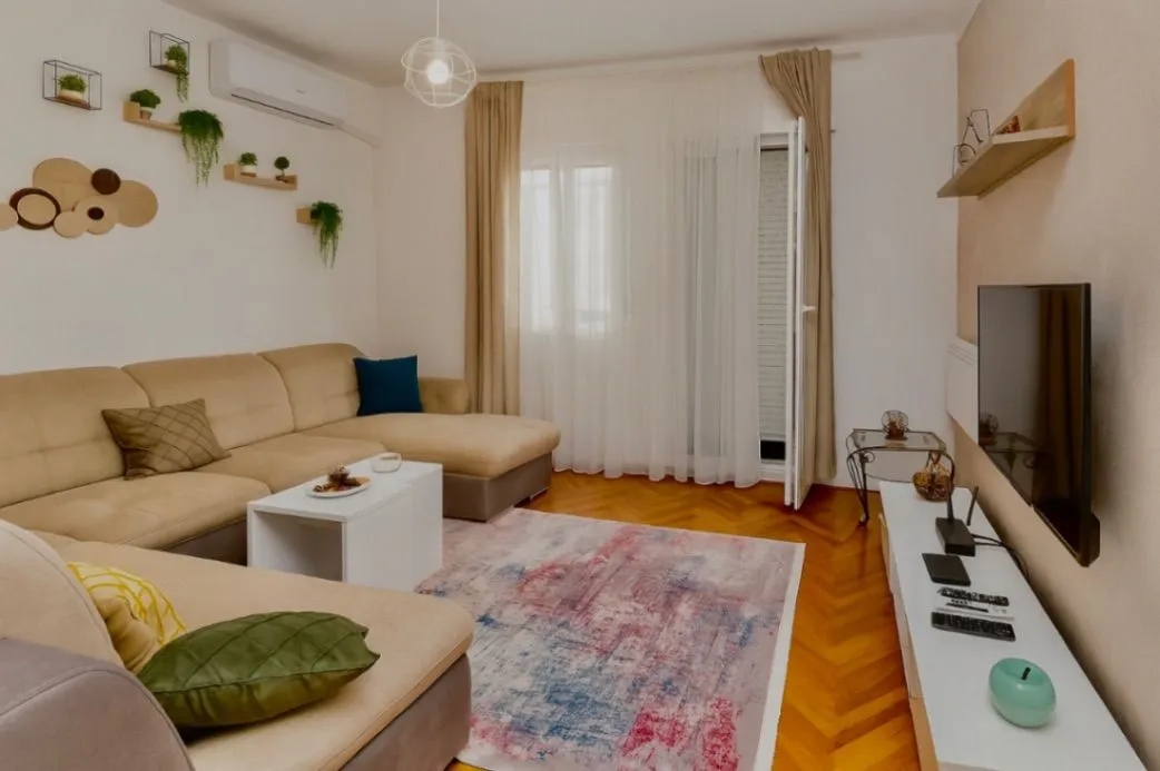 Izdavanje, jednosoban stan, 56m², Centar, Cetinje