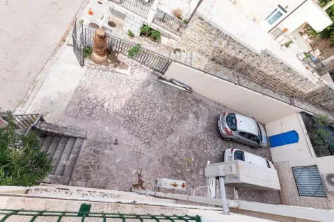 Pogled odozgo na popločano dvorište sa parking prostorom i stepeništem. - image 39