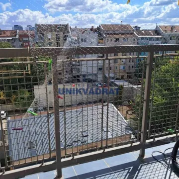 Pogled sa terase na gradsko naselje. - image 2
