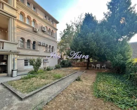 Pogled na dvorište i fasadu stambene zgrade. - image 6