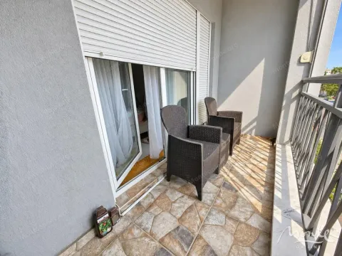 Namtještena terasa sa garniturom za sjedenje i pogledom. - image 21
