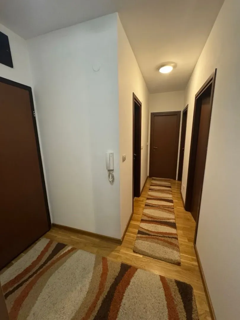 Izdavanje, dvosoban stan, 74m², City Kvart, Podgorica