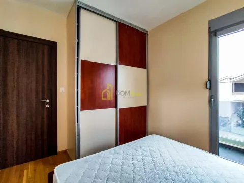 Spavaća soba sa velikim ugradnim garderoberom i bračnim krevetom. - image 12