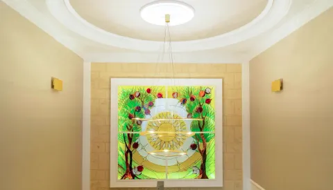 Dekorativni vitraž na zidu sa modernim lusterom. - image 3
