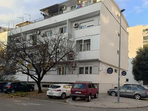 Izdavanje, dvosoban stan, 70m², Preko Morače, Podgorica - image 1