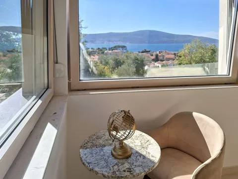 Pogled na more i okolinu kroz prozor iz prostorije sa garniturom za sjedenje. - image 14