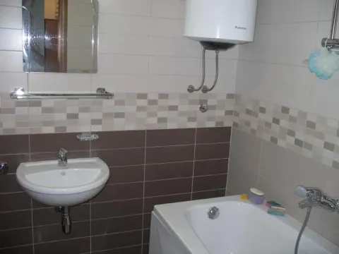 Kupatilo sa kadom, umivaonikom i bojlerom. - image 6