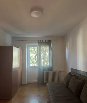 Manja spavaća soba sa krevetom, garderoberom i izlazom na terasu. - image 4