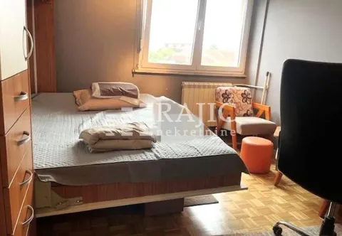 Spavaća soba sa krevetom i radnim stolom. - image 7