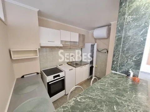 Manja kuhinja sa belim elementima i šankom obloženim mermerom. - image 12