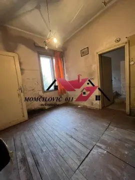 Prazna prostorija sa drvenim podom kojoj je potrebno renoviranje. - image 5