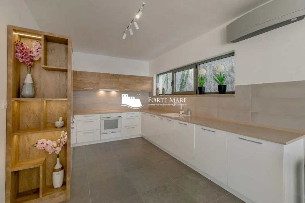 Prodaja, kuća, 236m², Njivice, Herceg Novi