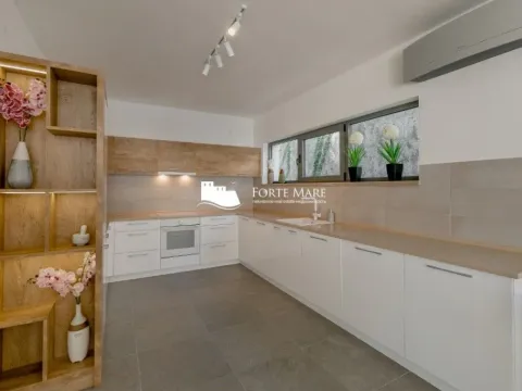 Sale, house, 236m², Njivice, Herceg Novi - image 10