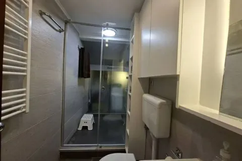 Kupatilo sa tuš kabinom, WC šoljom i visećim ormarićem. - image 4