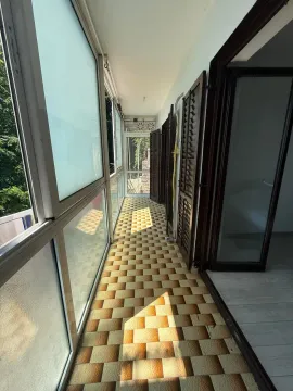 Zastakljeni balkon sa pločicama na podu i roletnama na prozorima. - image 7