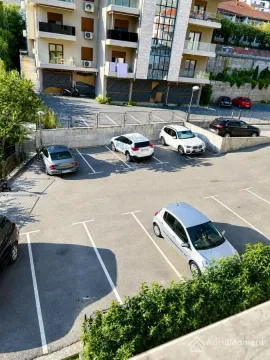 Pogled sa terase na parking ispred zgrade sa parkiranim automobilima. - image 9