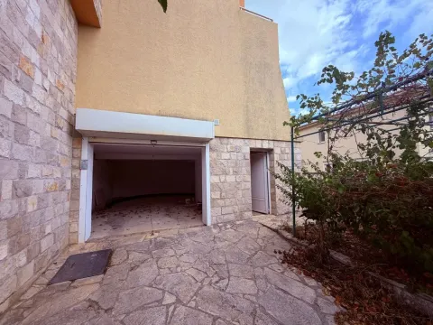 Dvorište sa prilazom i ulazom u garažu kuće. - image 11