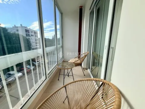 Zastakljeni balkon sa staklenom ogradom i garniturom za sjedenje. - image 15