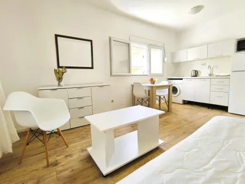 Izdavanje, jednosoban stan, 35m², Lazi, Budva - image 3