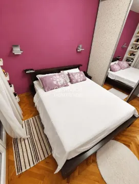 Spavaća soba sa bračnim krevetom i ugradnim plakarom sa ogledalom. - image 17