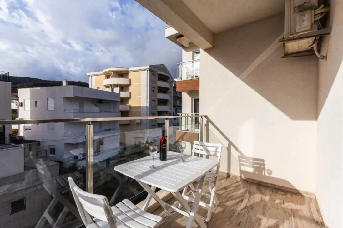 Rent, one bedroom apartment, 50m², Bečići, Budva