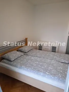 Spavaća soba sa bračnim krevetom i komodom. - image 7