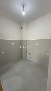 Manja prostorija sa pločicama na donjem dijelu zidova i instalacijama. - image 3