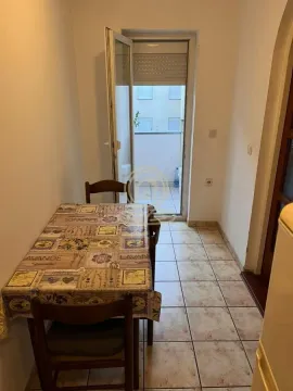 Manja kuhinja sa trpezarijskim stolom i izlazom na terasu. - image 6