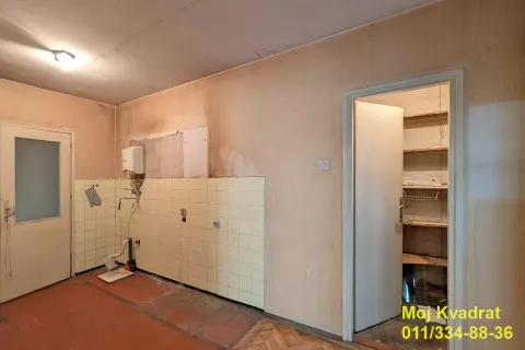 Starija kuhinja u izvornom stanju sa pločicama i sudoperom. - image 6