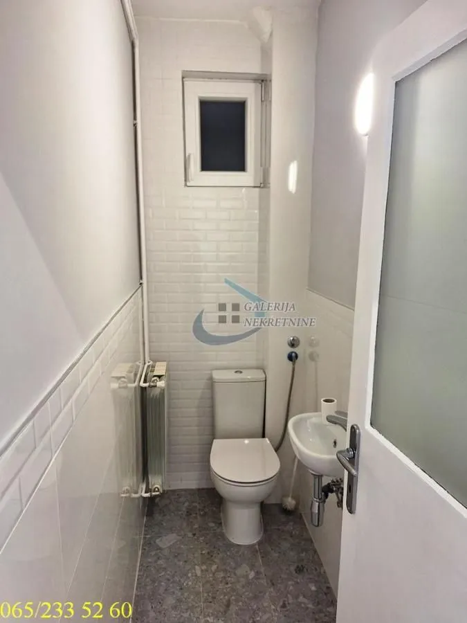 Small bathroom with toilet and washbasin.
