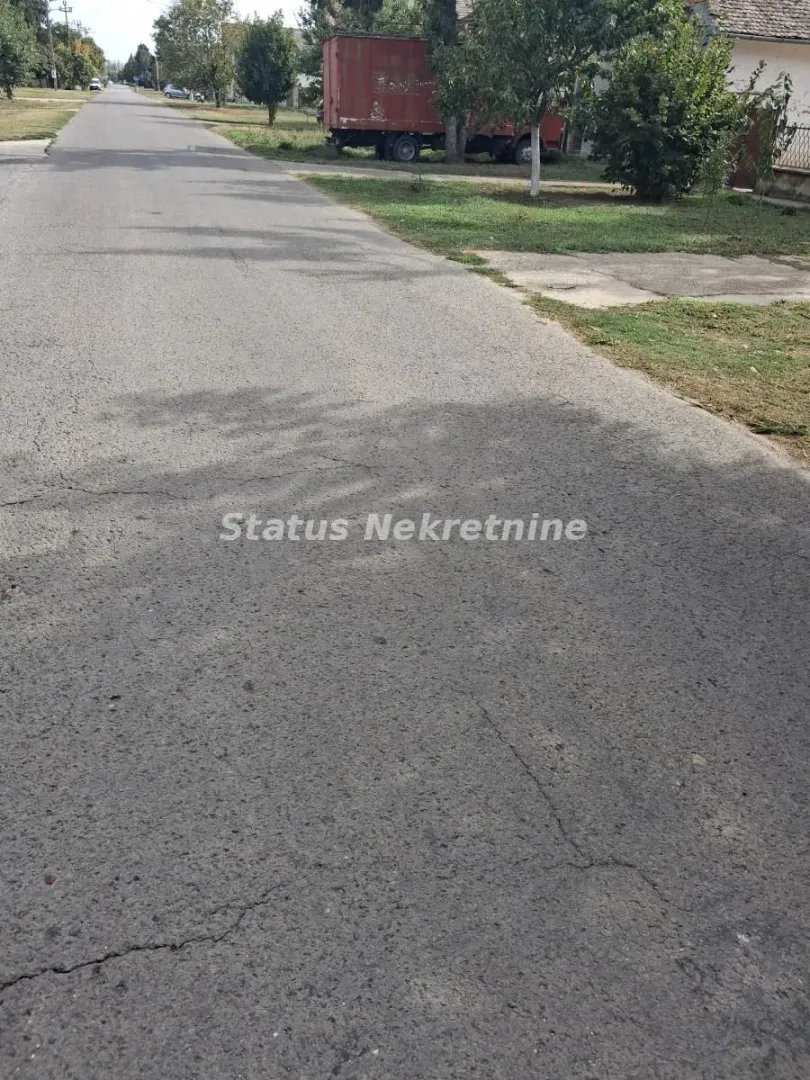 Asfaltirana ulica ispred kuće.
