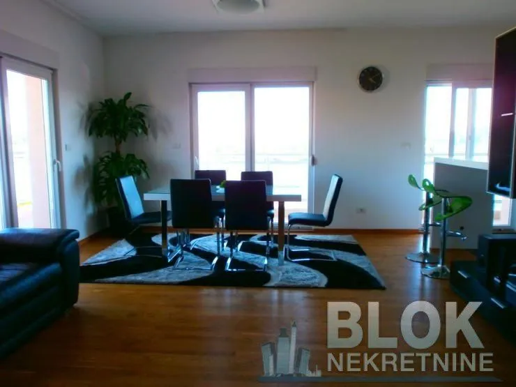 Spacious living room with a dining area and access to the terrace.