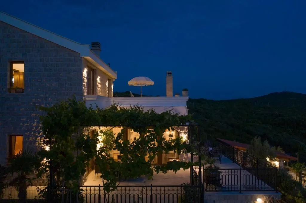 Prodaja, kuća, 300m², Zagora, Kotor