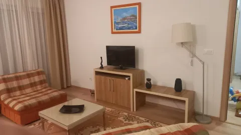 Svijetla dnevna soba sa TV komodom, klub stolom i foteljom. - image 11